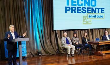 Llaryora entregó más de 1.000 netbooks a 88 escuelas