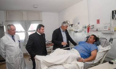 Dos bomberos continúan internados