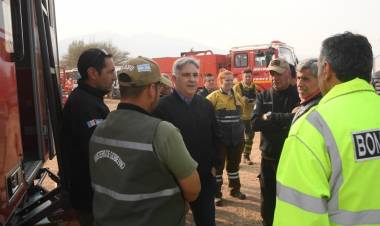 Llaryora destacó el trabajo de los bomberos y la policía