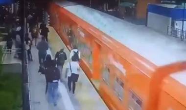 La tiraron a las vías del tren para robarle