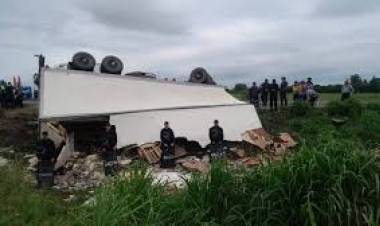 Volcó camión fiambres