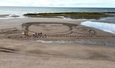 Dibujo de 20 metros de Colapinto en Las Grutas