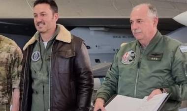 Echaron al jefe de la Fuerza Aérea