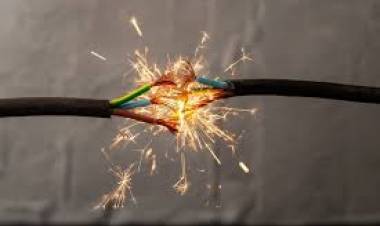 UN POLICÍA RECIBIÓ UNA DESCARGA ELÉCTRICA