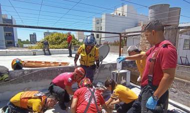 Arreglaban un aire acondicionado y les explotó una garrafa