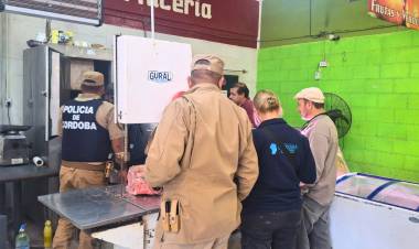 Decomisaron 105 kg de carne y 50 kg de salames 