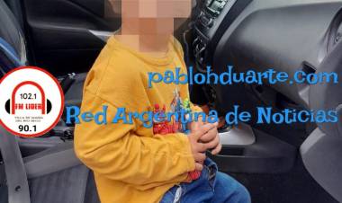 Un nene caminando sobre la ruta