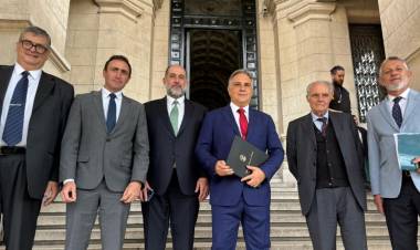 Fuerte reclamo de Llaryora ante la Corte Suprema