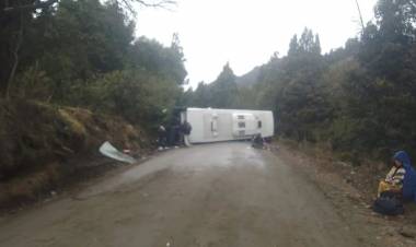 Impactante vuelco de un micro con 44 turistas