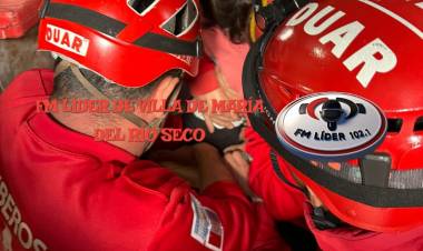 Nena atascada en un secarropas