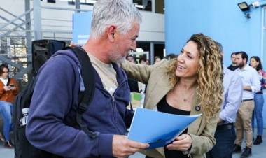 195 familias  recibieron las escrituras de sus viviendas