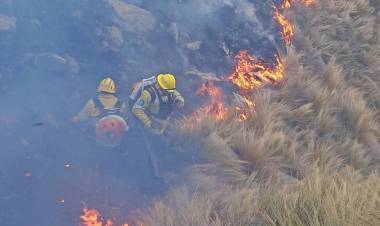 Bomberos continúan trabajando para apagar el incendio