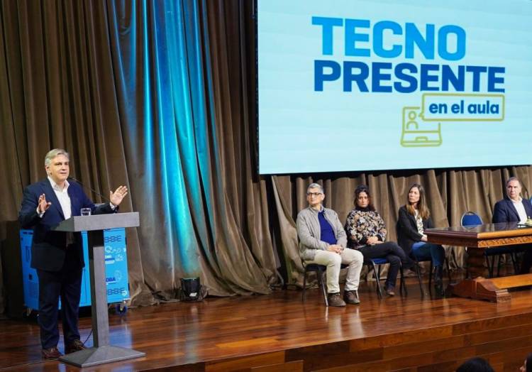 Llaryora entregó más de 1.000 netbooks a 88 escuelas