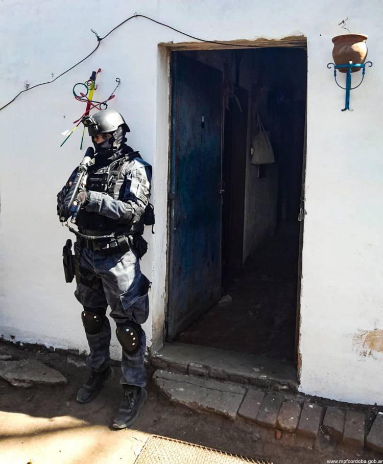 MUJER DETENIDA POR COMERCIALIZAR DROGAS