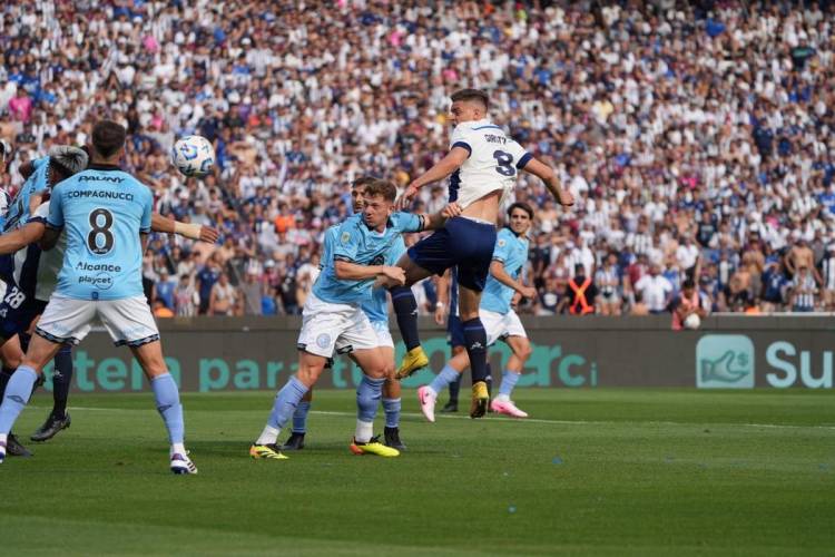 Clásico reñido y marcado por una roja precoz