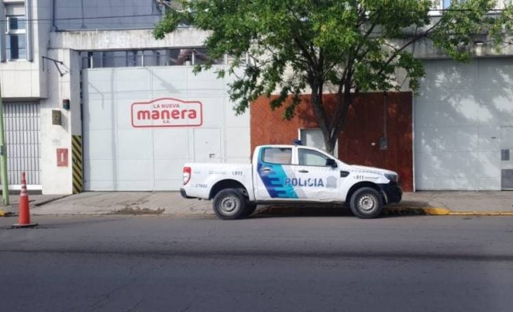 Cayó al vacío desde un techo y murió
