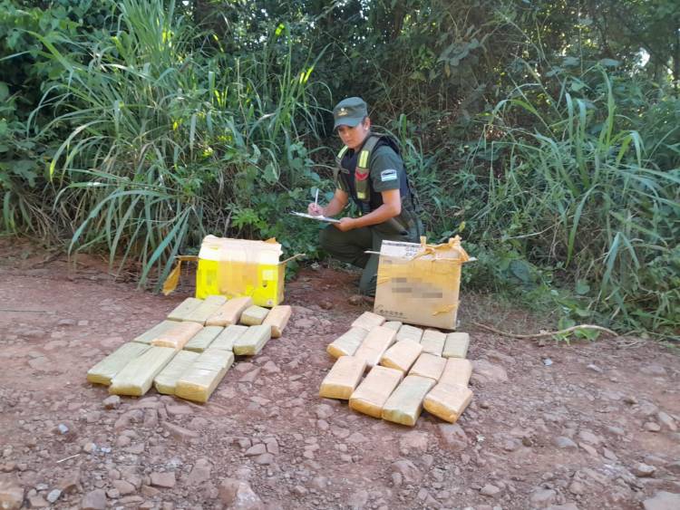 Abandonan más de 320 kilos de marihuana 
