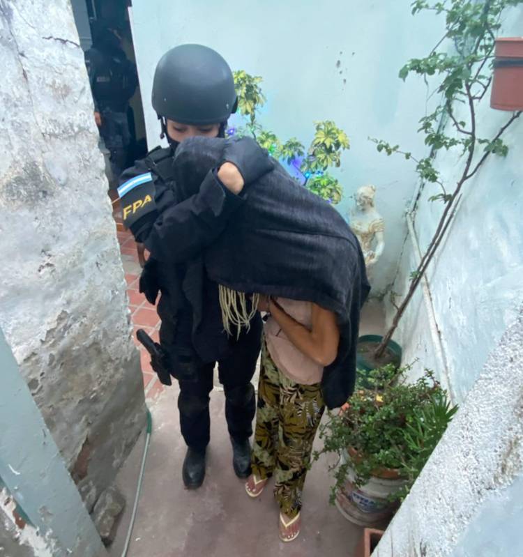 UNA MUJER CON MÁS DE 1000 DOSIS DE COCAÍNA