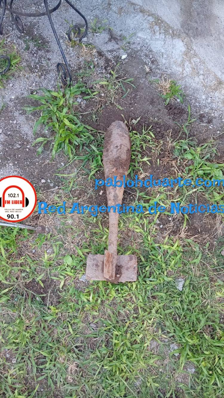 Halló una bomba aérea en el patio de su casa