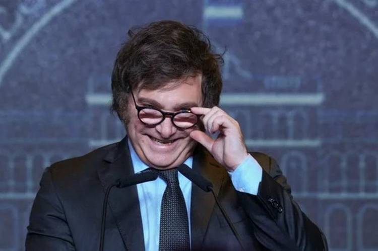 Milei criticó a María Becerra y Lali Espósito por los incendios en la Patagonia