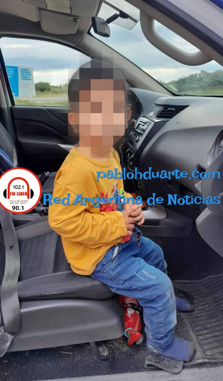 Un nene caminando sobre la ruta