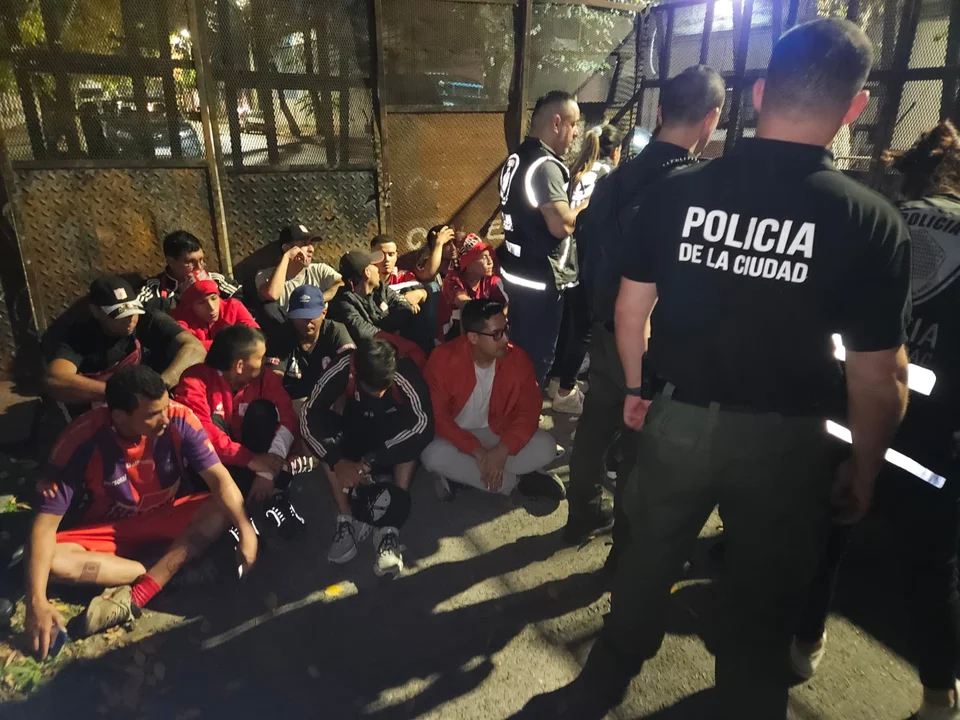 100 hinchas de América de Cali fueron demorados