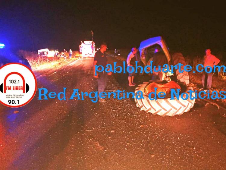 Llevaba 12 alumnos y chocó contra un tractor