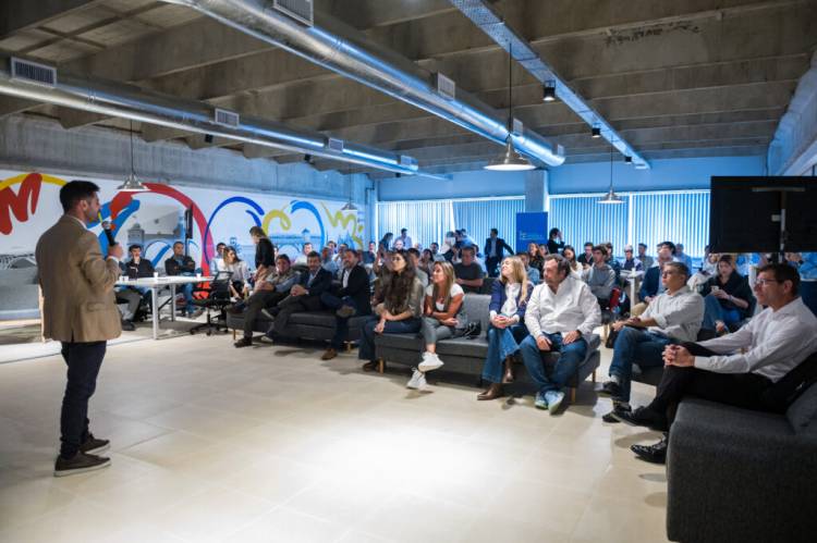 Lanzan dos programas clave para empresas y startups