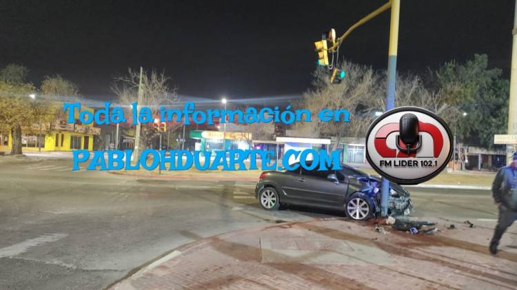 Chocó contra un semáforo 