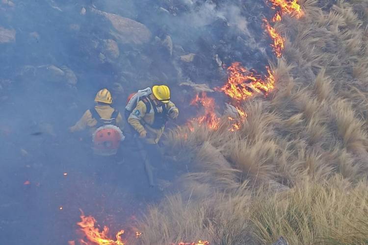 Bomberos continúan trabajando para apagar el incendio