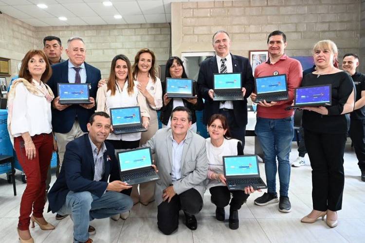 Escuelas del norte cordobés recibieron equipamiento tecnológico 