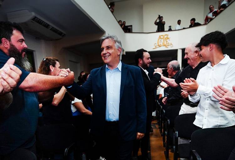 Llaryora anunció fondos para obras de infraestructura